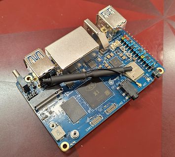 Single Board Computer mit Anschlüssen und Antenne