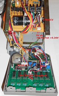Offenes Elektronikgerät mit Leiterplatten und Beschriftungen