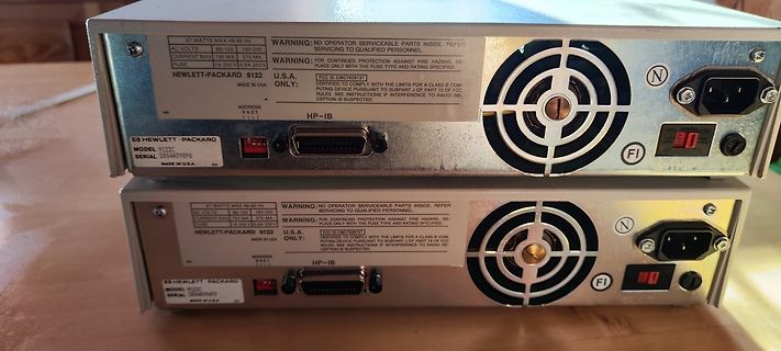 Rückseiten zweier Hewlett-Packard Geräte