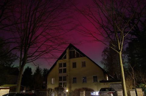 Haus unter pinkfarbenem Nachthimmel