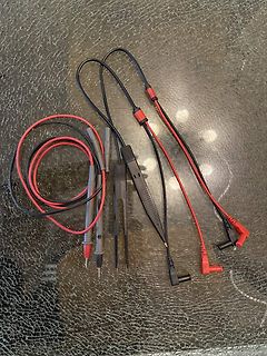 Messkabel und Krokodilklemmen auf Tischoberfläche