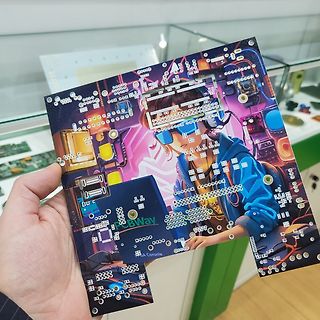 Bedruckte Leiterplatte mit Anime-Motiv in Hand gehalten