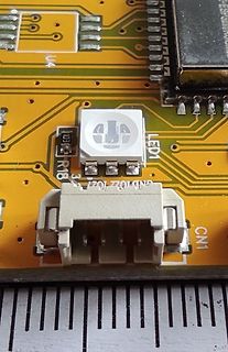 Nahaufnahme einer Leiterplatte mit LED und Steckverbinder
