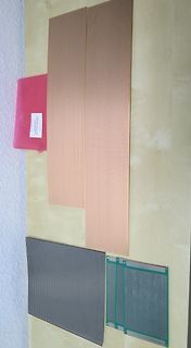 Verschiedene Lochrasterplatinen auf Holzuntergrund