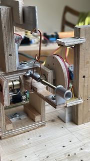 Mechanischer Aufbau aus Holz mit Metallstangen und Rädern