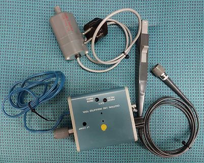 Elektronisches Messgerät mit Netzteil und Kabeln