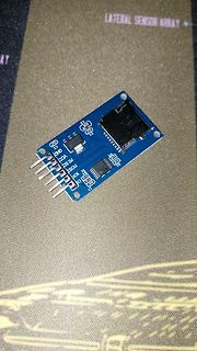 Blaues PCB mit Sensor-Array und Pin-Leiste