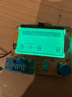 Kapazitätsmessgerät mit LCD-Display auf Leiterplatte