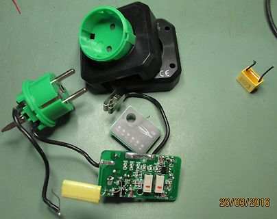 Zerlegte Elektronikkomponenten und Leiterplatte