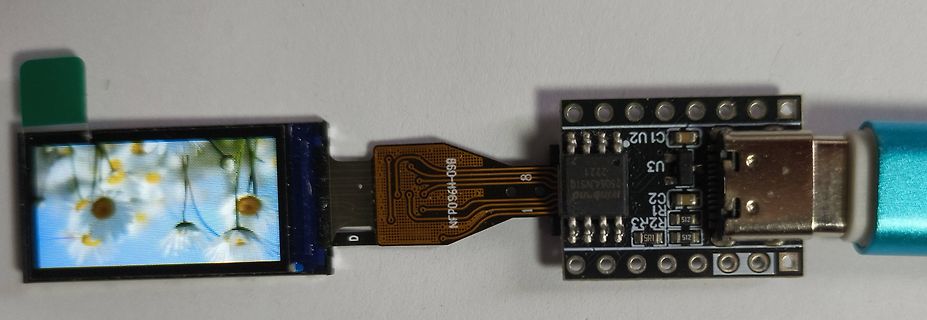 Display und Mikrocontroller-Modul mit USB-Anschluss