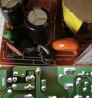 Nahaufnahme einer Leiterplatte mit Elektrolytkondensatoren