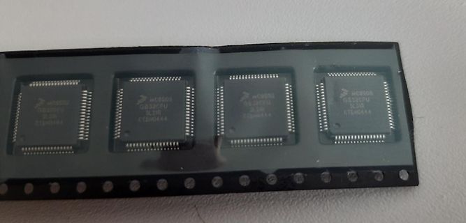 Vier Mikrocontroller-Chips auf einem Trägerstreifen