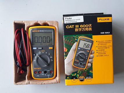 Fluke 15B MAX Digital Multimeter mit Verpackung
