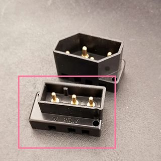 Zwei schwarze Steckverbinder mit Messingstiften