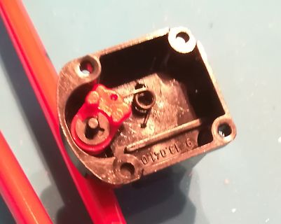 Gehäuse eines Mikroschalters mit rotem Hebel