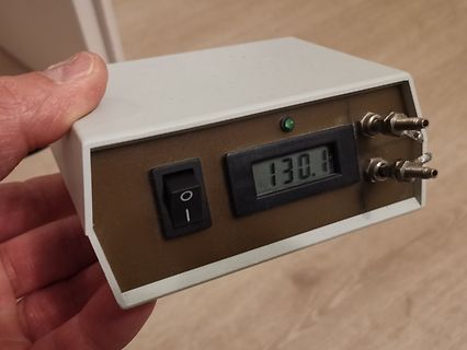Labornetzteil mit Digitalanzeige