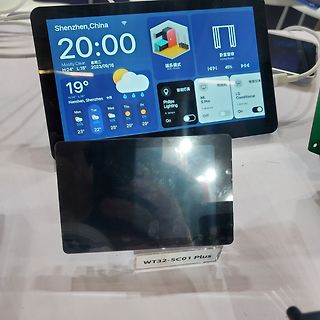 Smart-Home-Display und Display-Modul auf Tisch
