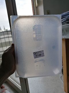 Transparente Kunststoffbox mit Aufkleber