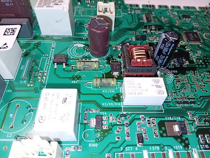 Nahaufnahme einer Leiterplatte mit elektronischen Bauteilen