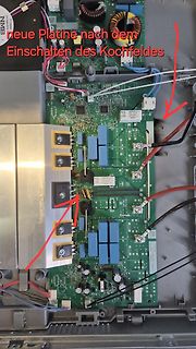 Elektronikplatine eines Kochfeldes mit roten Markierungen