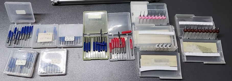 Verschiedene Sets von Fräsköpfen in Kunststoffboxen