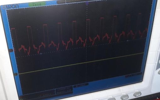 Abfotografierter Oszilloskop-Bildschirm mit Wellenform