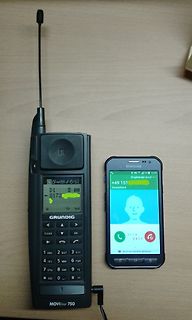 Grundig Mobiltelefon und Samsung Smartphone