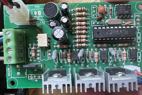 Bestückte grüne Leiterplatte mit elektronischen Bauteilen