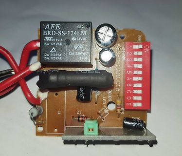 Bestückte Leiterplatte mit Relais und Elektrolytkondensatoren