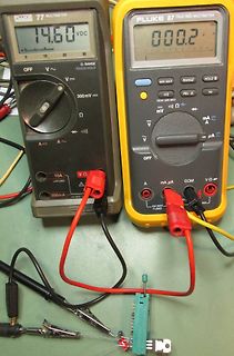 Zwei Multimeter messen an einer Leiterplatte
