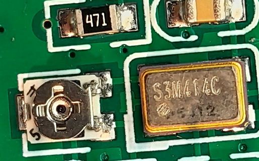 Makroaufnahme einer Leiterplatte mit elektronischen Bauteilen