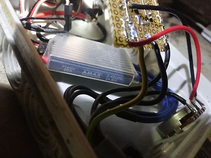 Elektronikkomponenten mit Lochrasterplatine und ESC