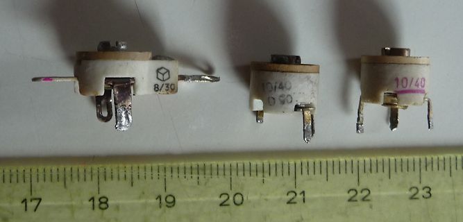 Drei elektronische Bauteile neben einem Lineal