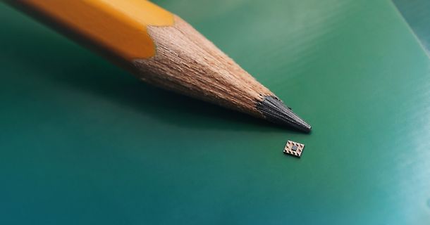 Bleistift neben einem winzigen Mikrochip