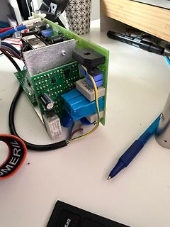 Elektronikbauteile und Leiterplatte auf Tisch