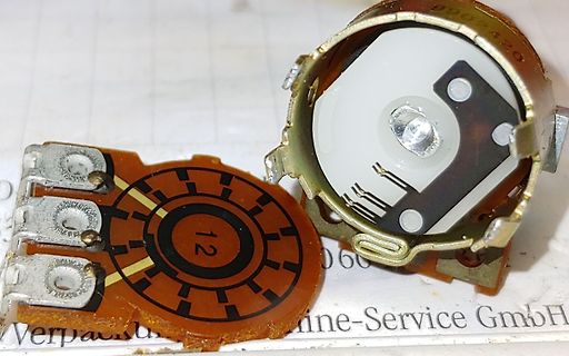 Zerlegter Potentiometer auf Leiterplatte