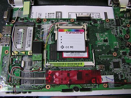 Innenansicht einer Laptop-Leiterplatte mit Festplatte