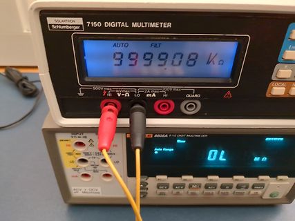 Zwei digitale Multimeter mit Messleitungen