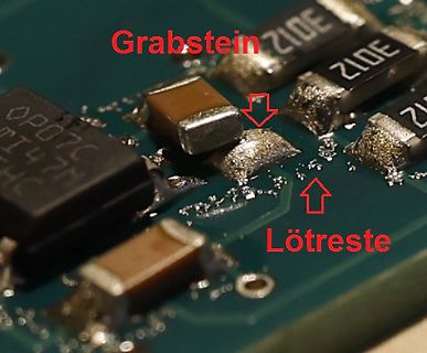 Nahaufnahme einer Leiterplatte mit Lötresten und Grabstein
