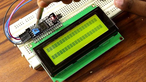 Aufbau mit Breadboard, Mikrocontroller und LCD-Display