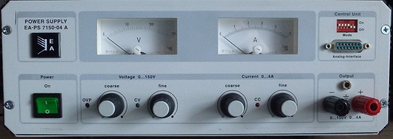 Labornetzteil mit Analoganzeigen