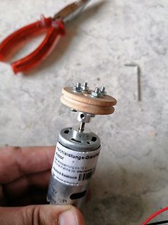 Gleichstrommotor mit Holzaufbau