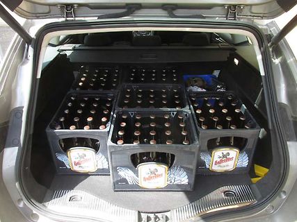 Mehrere Kisten Bier im Kofferraum eines Autos