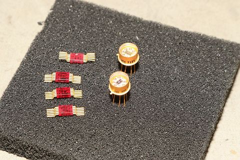 Elektronische Bauteile auf Schaumstoff