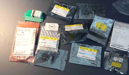 Elektronikbauteile in antistatischen Verpackungen