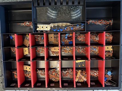 Sortimentsdose mit elektronischen Bauteilen