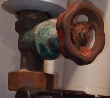 Rostiges Ventil an einem Rohr
