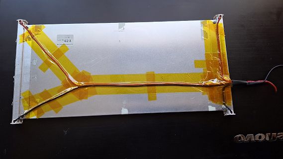 Solarpanel mit angeschlossenen Kabeln und Klebeband