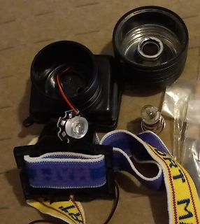 Zerlegte Taschenlampe mit Bauteilen