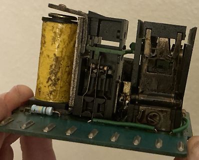 Defekte Leiterplatte mit Elektrolytkondensator und Bauteilen